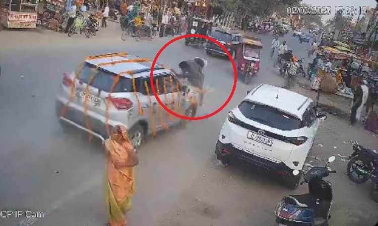 Viral video: फूलो से सजी दूल्हे की तेज रफ्तार कार ने तीन को मारी जबरदस्त टक्कर, एक की हालत गंभीर