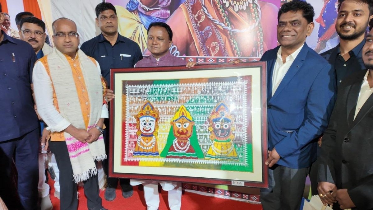 Kalahandi’s Artistic Legacy Thrives: Vedanta Presents Saura Painting to CM, Symbolizing Regional Pride-PNN