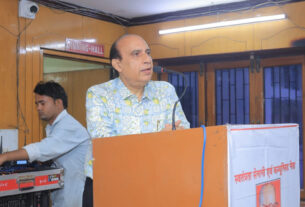 विषय प्रवर्तन करते हुए डॉक्टर जेएन टंडन