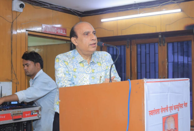 विषय प्रवर्तन करते हुए डॉक्टर जेएन टंडन