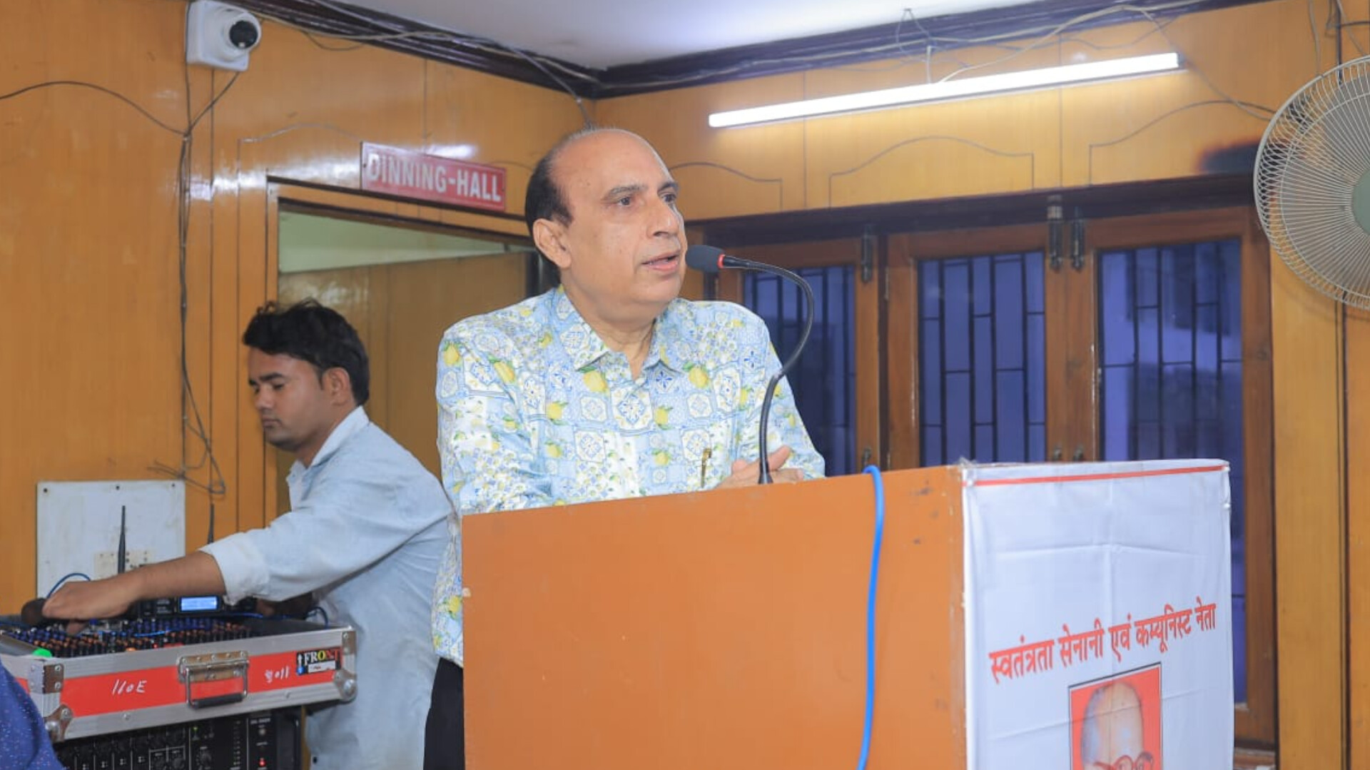 विषय प्रवर्तन करते हुए डॉक्टर जेएन टंडन