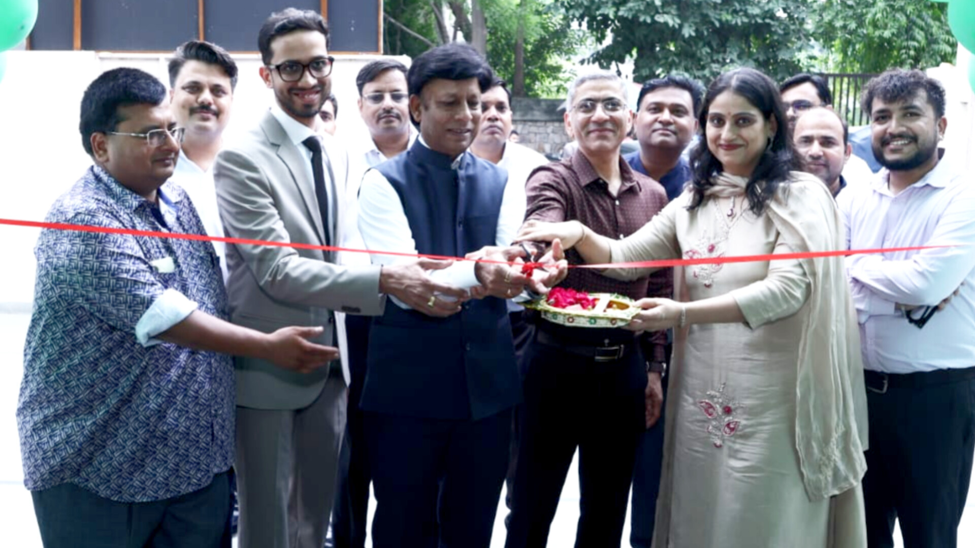 लैब का शुभारंभ करते अतिथि।